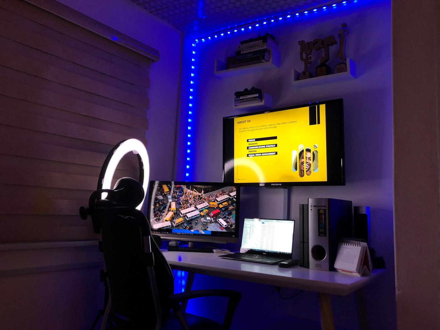Configuración de oficina con doble monitor e iluminación ambiental, útil para representar el ajuste de luz nocturna o entornos de trabajo modernos.