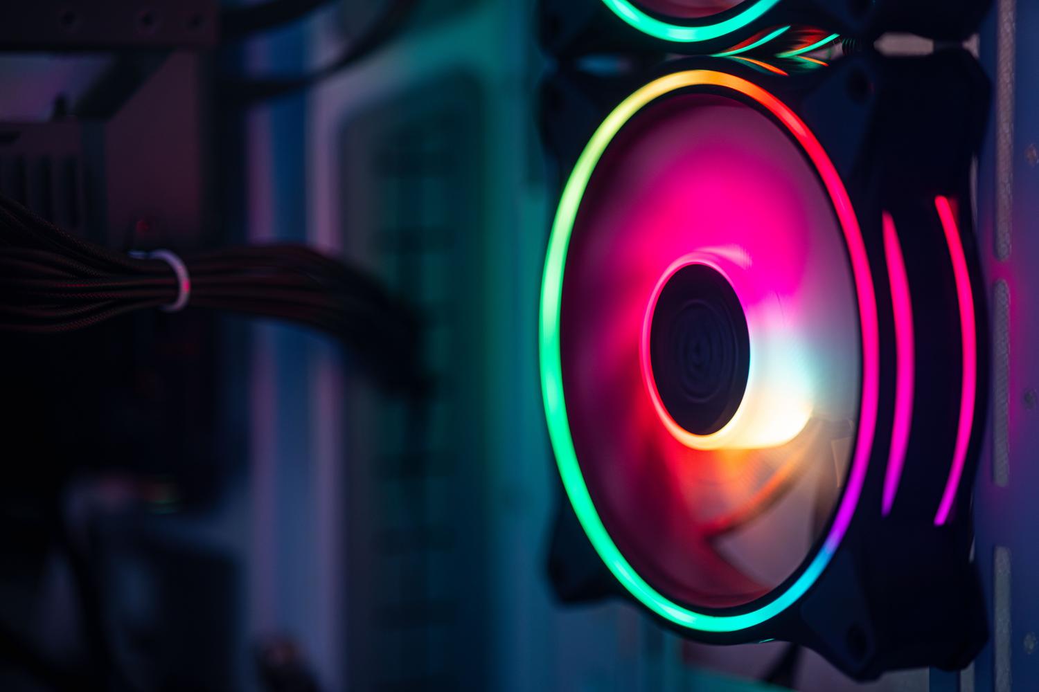 Primer plano de ventiladores RGB en un PC, mostrando el efecto de color en movimiento.