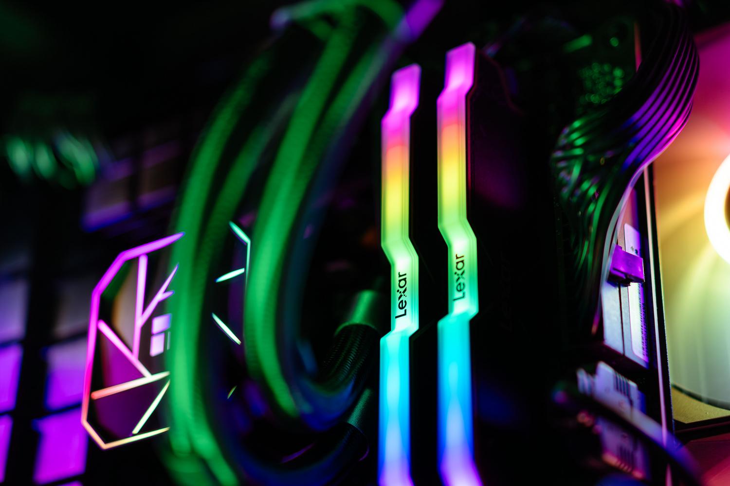 Detalle de módulos de memoria RAM con iluminación RGB sincronizada en un ordenador.