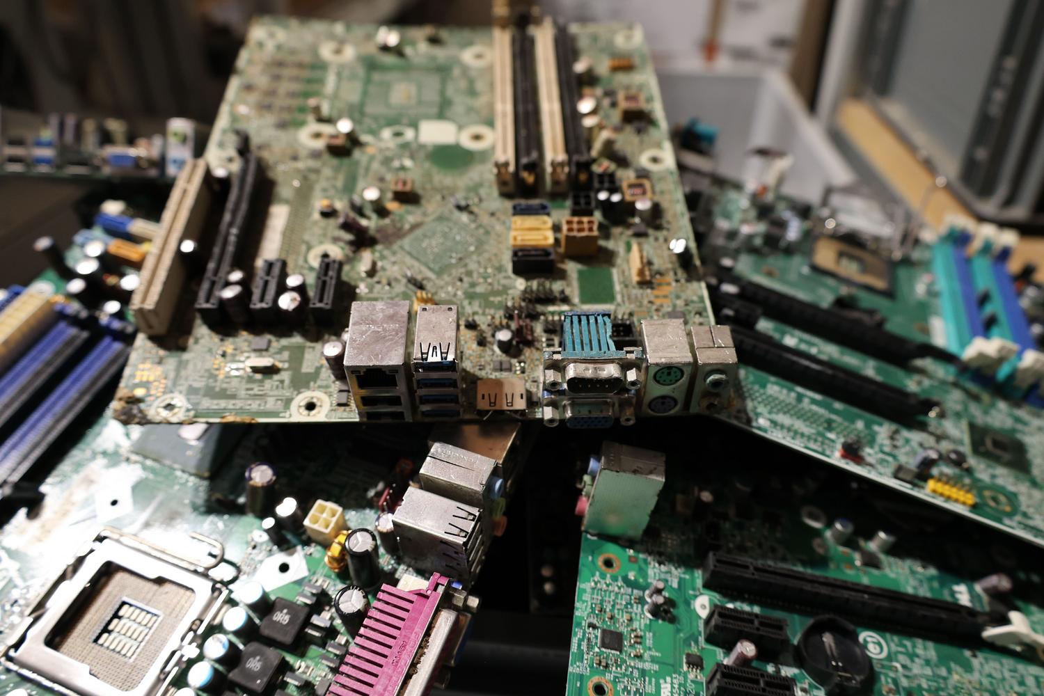 Pila de placas de circuito impreso obsoletas que ilustran el problema de los residuos electrónicos (e-waste) del hardware tecnológico.