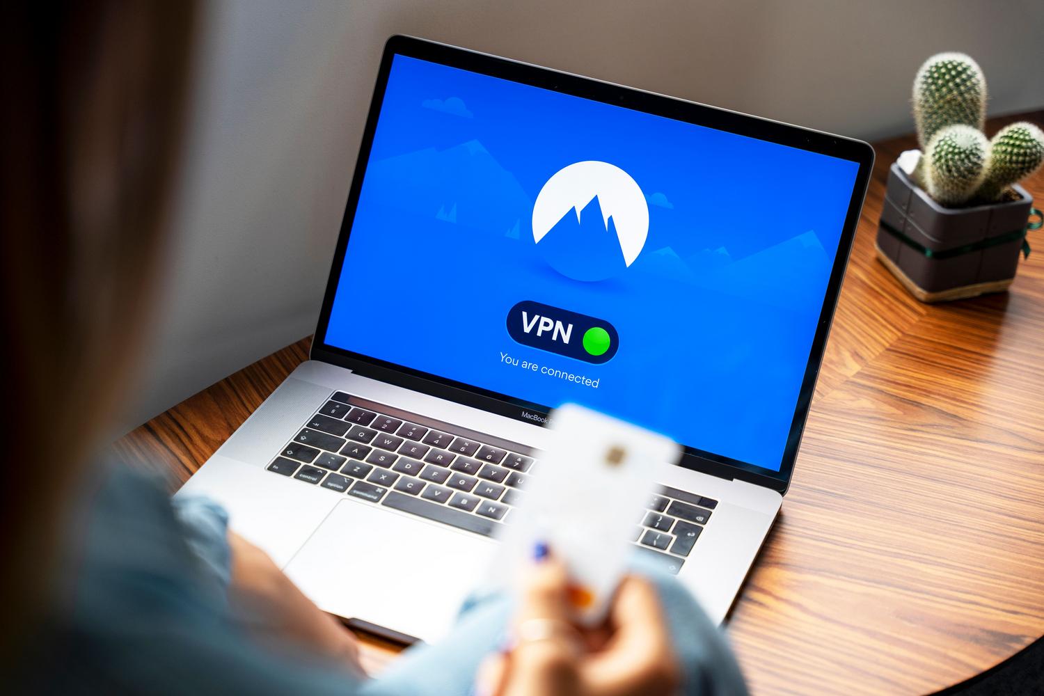 Usuario controlando la seguridad de su conexión a internet a través de una laptop en un entorno relajado.