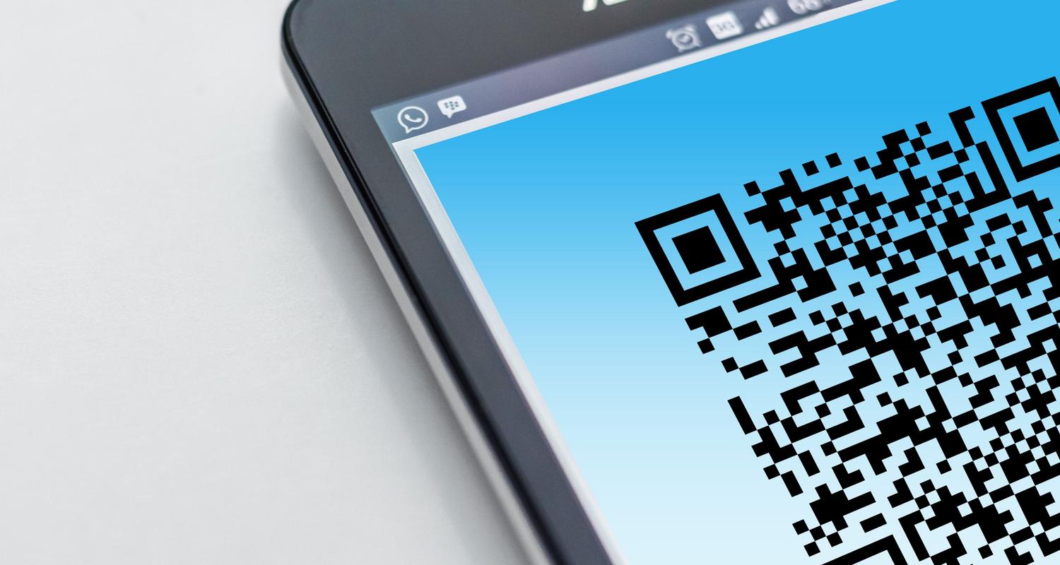 Primer plano de la pantalla de un smartphone mostrando un código QR para la activación digital de una línea móvil eSIM.