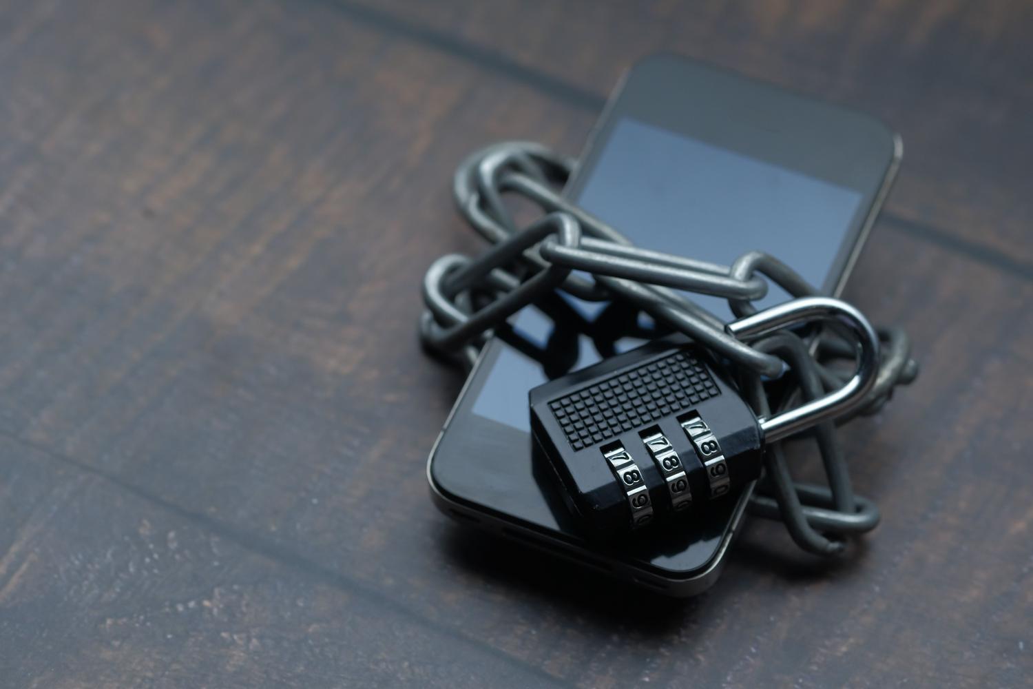 Smartphone encadenado con un candado, simbolizando la privacidad y el acceso restringido de la Deep Web.