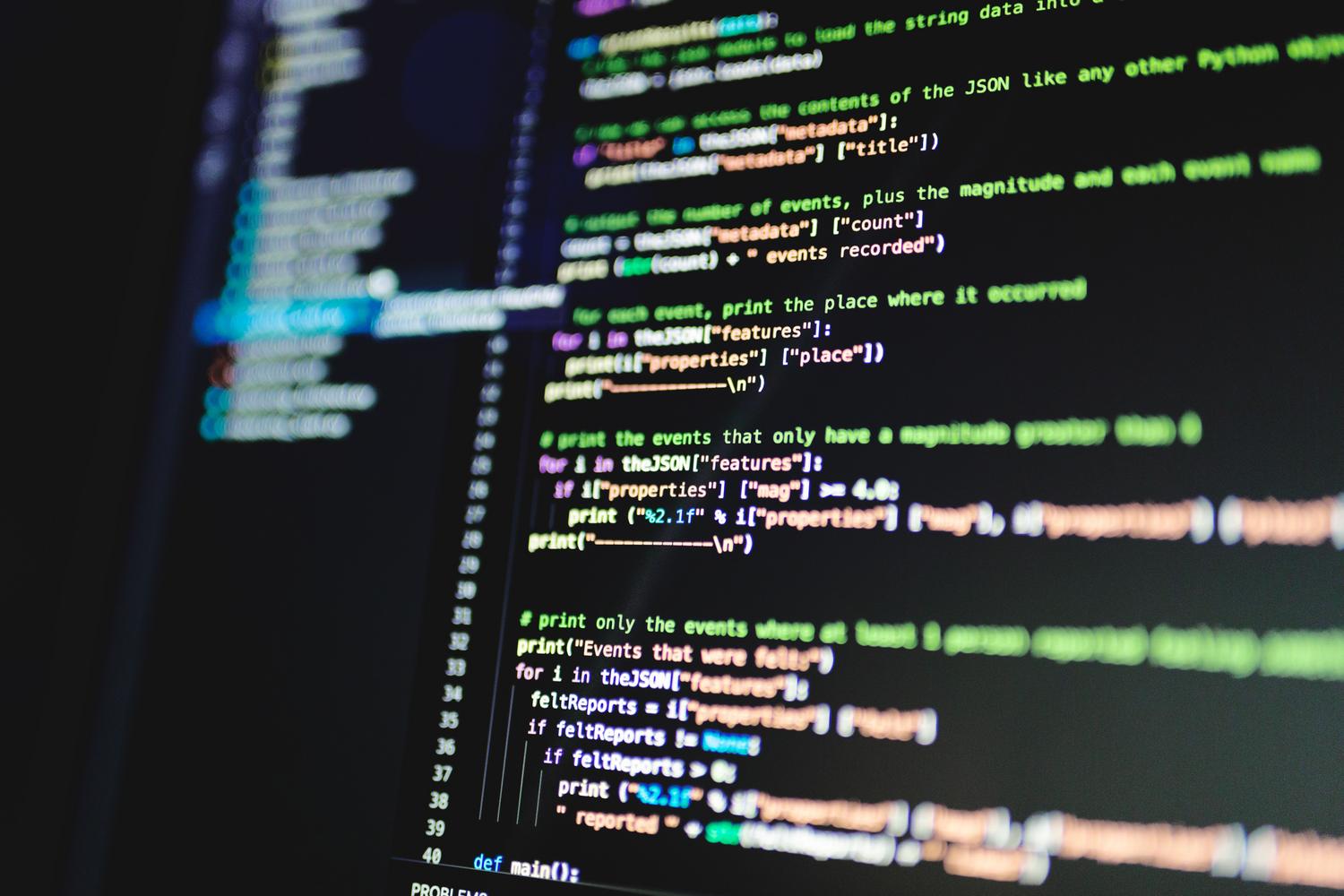 Líneas de código de programación en un monitor en modo oscuro, simbolizando el desarrollo de los controladores de código abierto RADV.