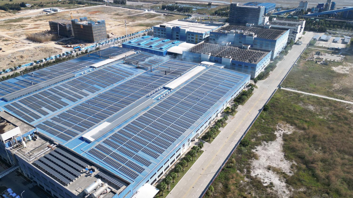 Vista aérea de paneles solares fotovoltaicos instalados en la cubierta de una nave industrial para fomentar el autoconsumo. Vista aérea de paneles solares fotovoltaicos instalados en la cubierta de una nave industrial para fomentar el autoconsumo.