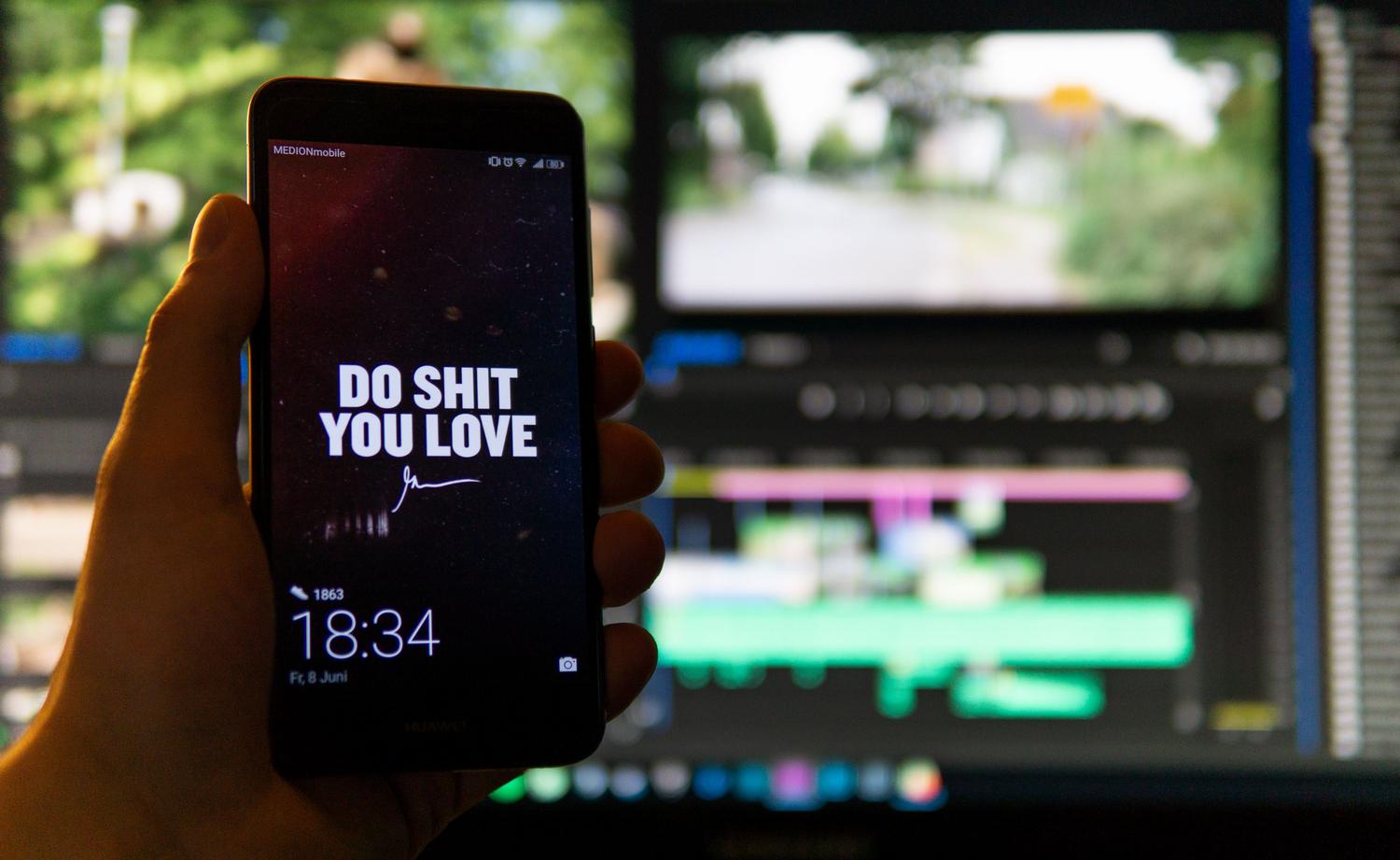 Primer plano de un smartphone moderno, representando la herramienta principal para descargar y limpiar vídeos de TikTok.