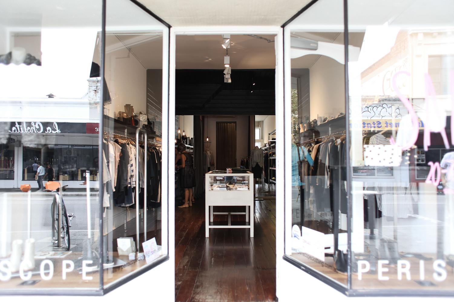 Interior de una boutique elegante con ropa y accesorios bien organizados para optimizar la experiencia de compra