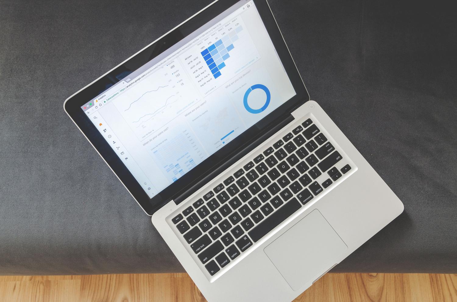 Vista superior de una laptop mostrando visualizaciones de datos y gráficos de tendencias temporales.