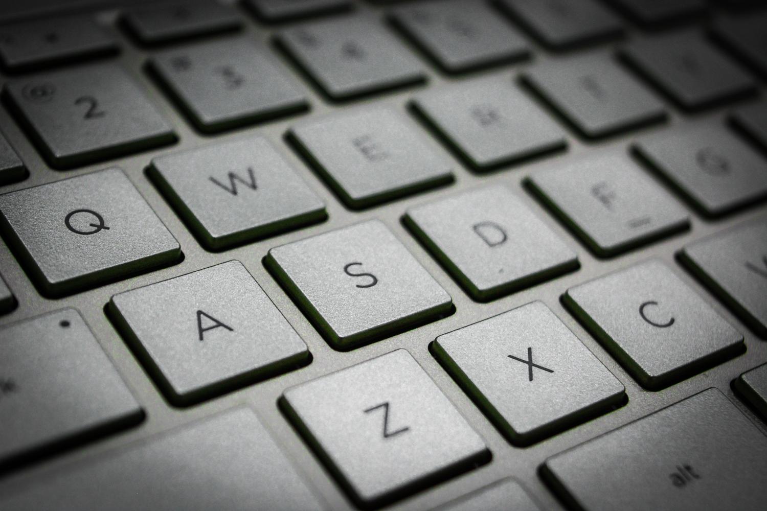 Primer plano detallado de un teclado de ordenador moderno, ideal para ilustrar el uso de atajos de teclado como CTRL+V o F4.