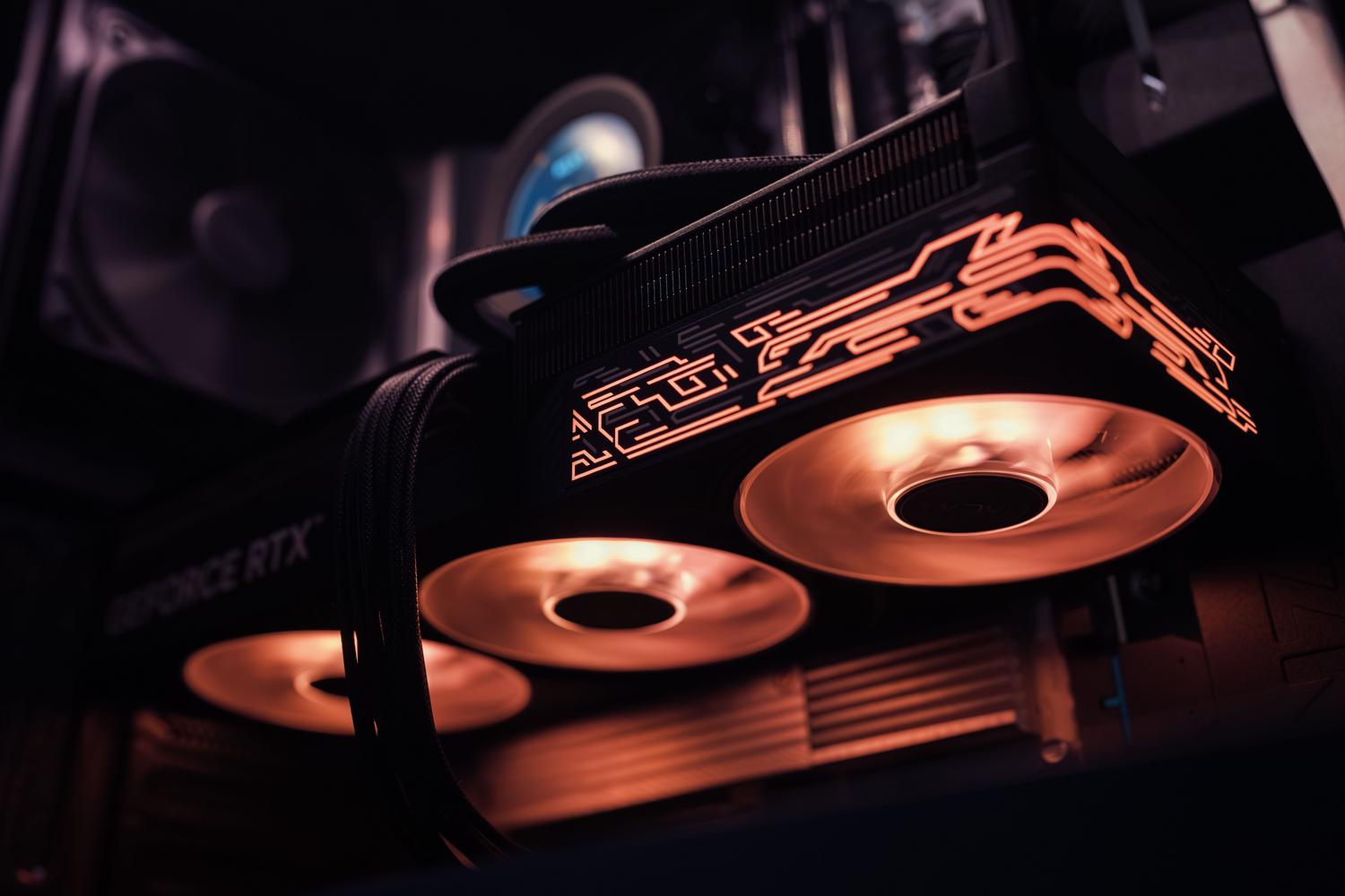 Primer plano de una tarjeta gráfica de alto rendimiento con iluminación RGB, ideal para representar el hardware especializado como la serie RTX.
