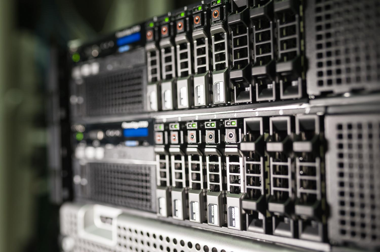 Infraestructura de servidores modernos en un rack, representando la implementación de nodos locales y self-hosting de IA.