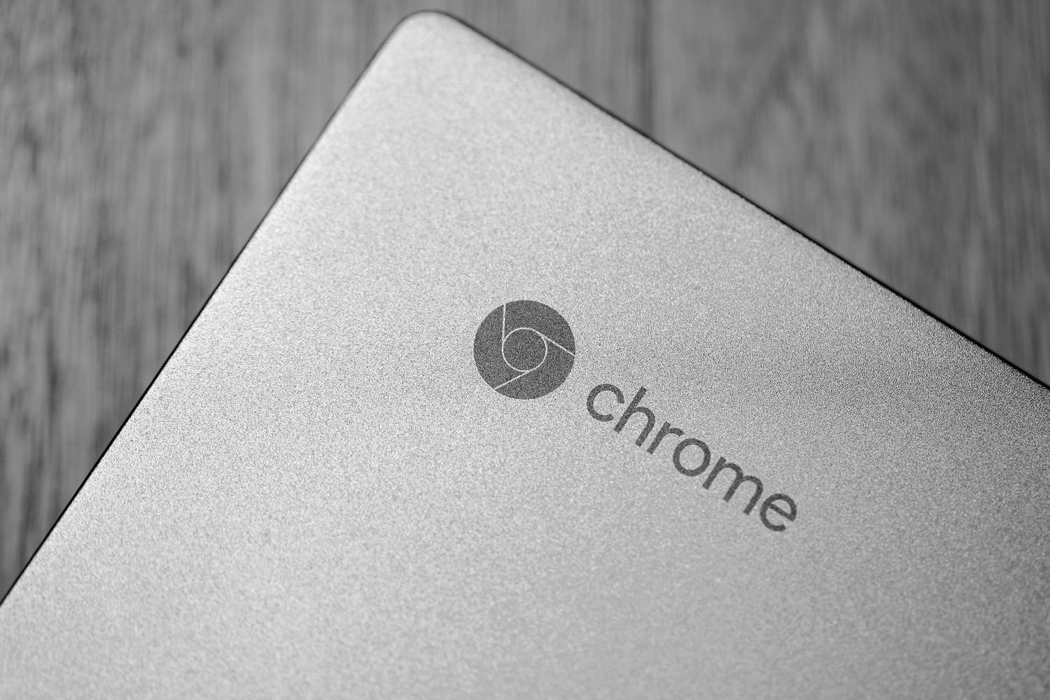 Detalle del logo de Chrome en la tapa de un Chromebook, resaltando la marca del dispositivo. Detalle del logo de Chrome en la tapa de un Chromebook, resaltando la marca del dispositivo.