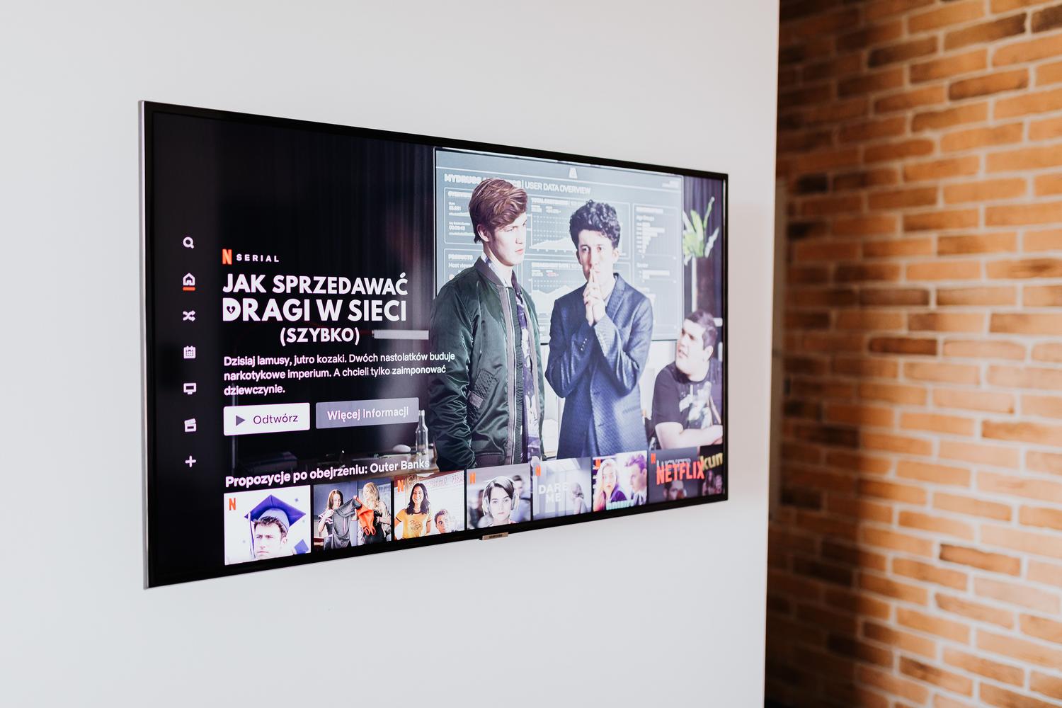 Televisor inteligente mostrando contenido vibrante y nítido, ejemplificando la capacidad de escalado y optimización de imagen mediante IA.