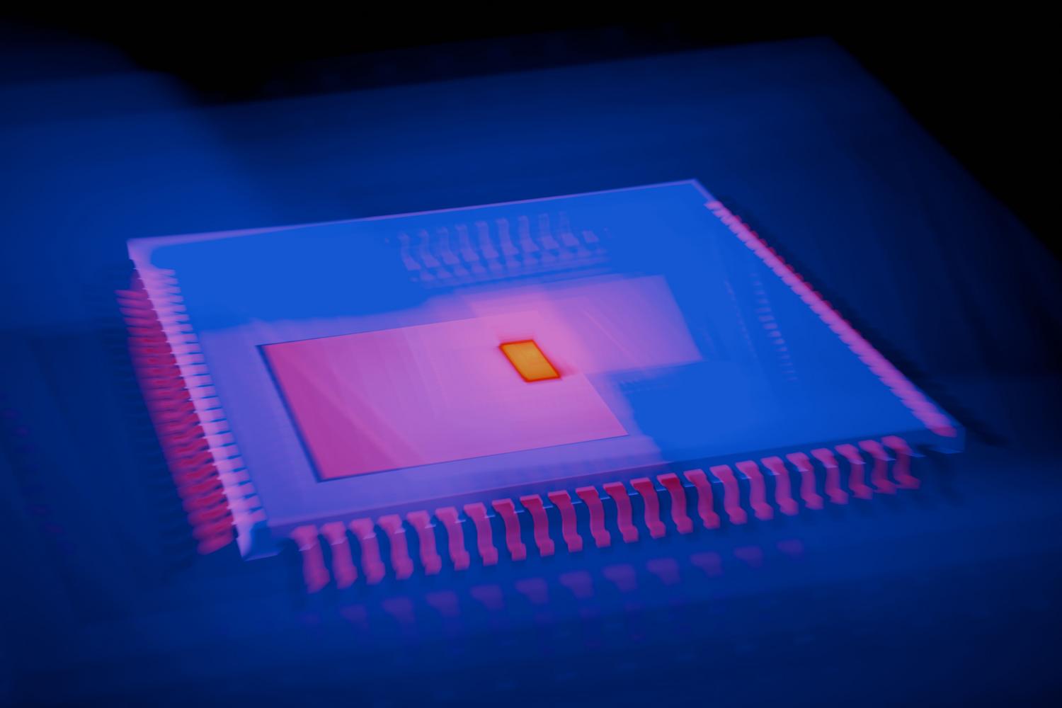 Imagen abstracta de un microchip con colores de mapa de calor, simbolizando la gestión térmica y la eficiencia energética de la HBM4E.