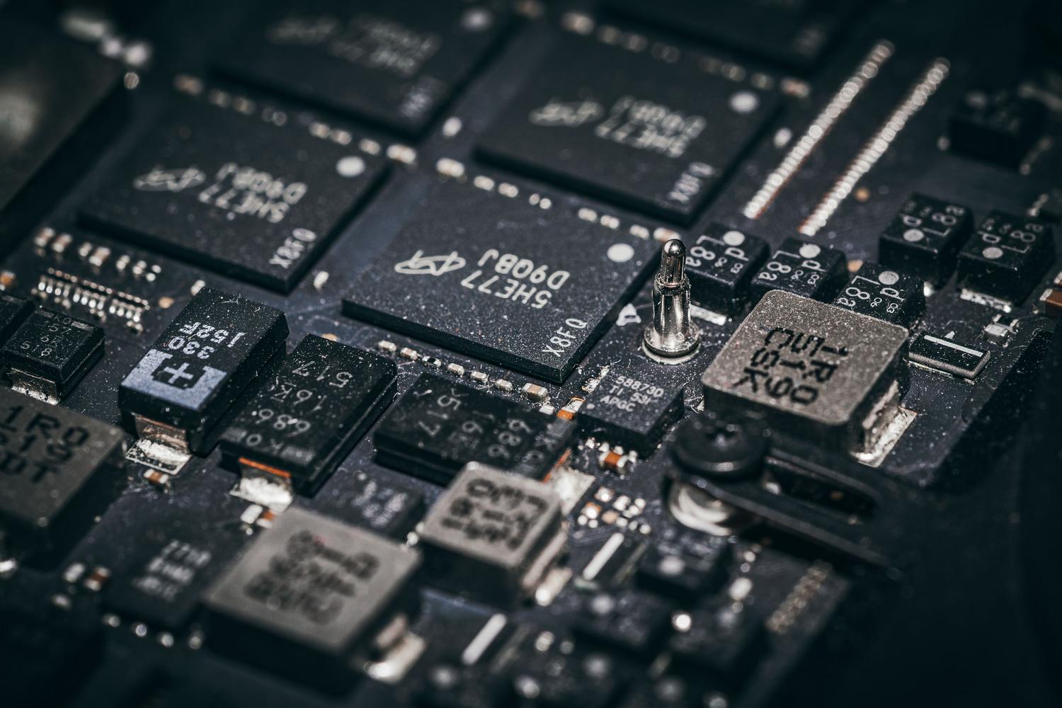 Detalle macro de microchips electrónicos sobre una placa de circuito, resaltando la complejidad del hardware de IA.