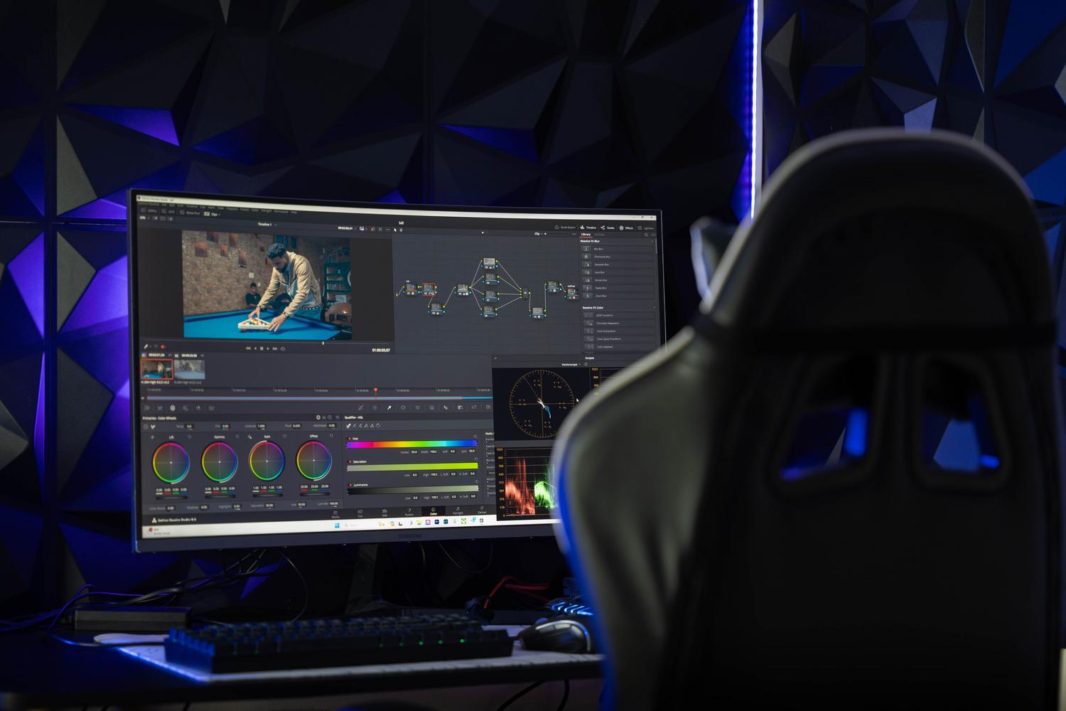 Uso profesional de un monitor curvo ultrawide para edición de vídeo en DaVinci Resolve.