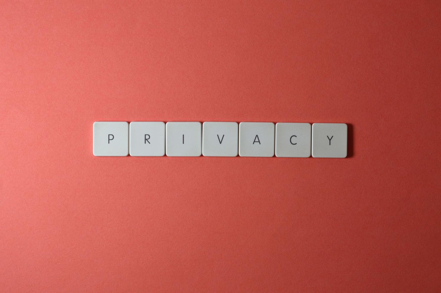 Letras formando la palabra PRIVACY sobre un fondo rojo, simbolizando la protección de datos y soberanía digital.