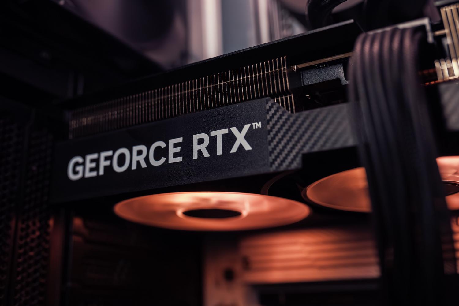 Tarjeta gráfica GPU de última generación instalada en un PC con iluminación cálida.