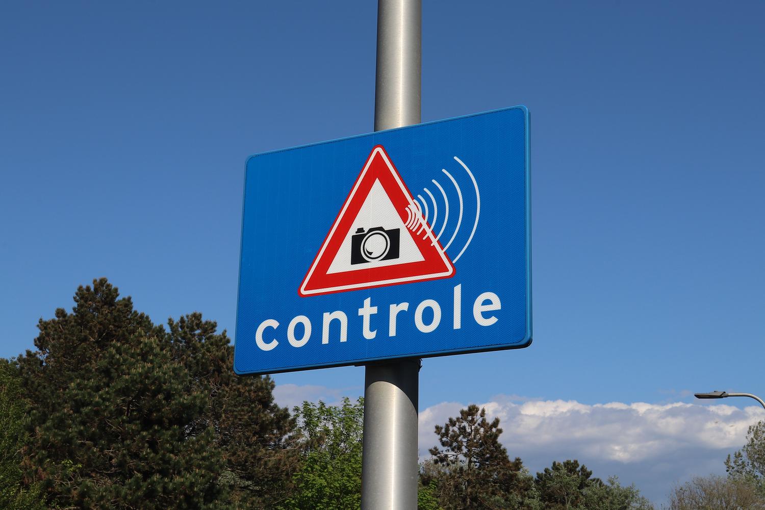 Señal informativa azul de control de velocidad con el icono de una cámara de radar para advertir sobre la vigilancia.
