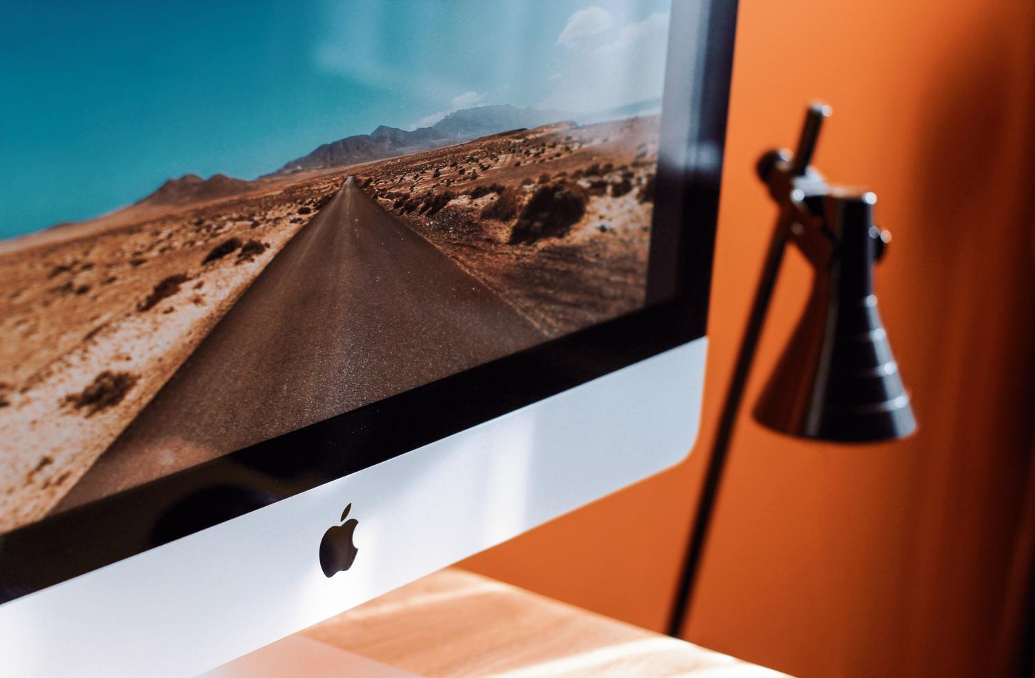 Primer plano de un monitor moderno con una imagen de paisaje vibrante, resaltando la claridad y el contraste de las pantallas de alta resolución.