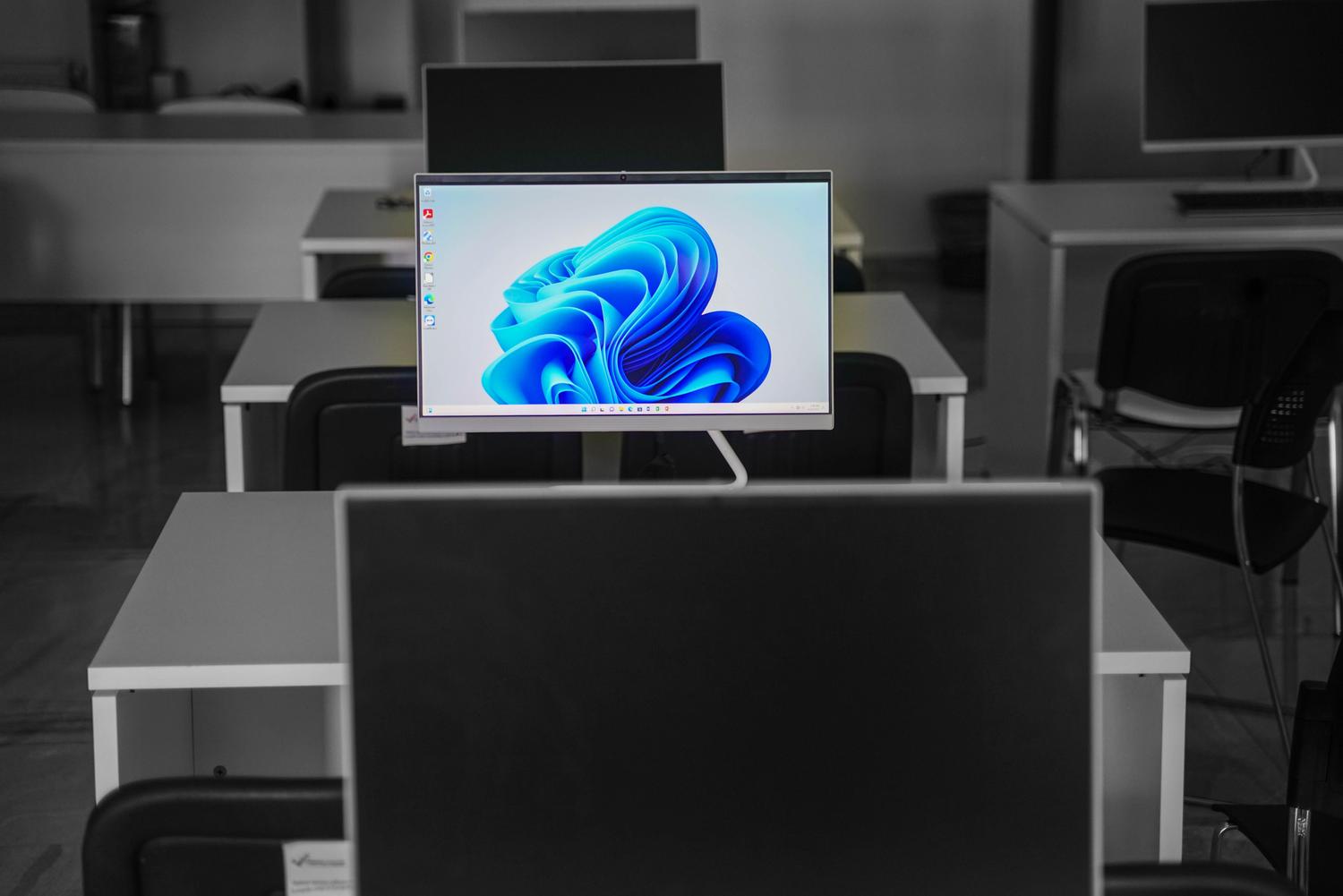 Entorno de oficina moderno con monitores de pantalla plana que representan la tecnología de visualización actual.