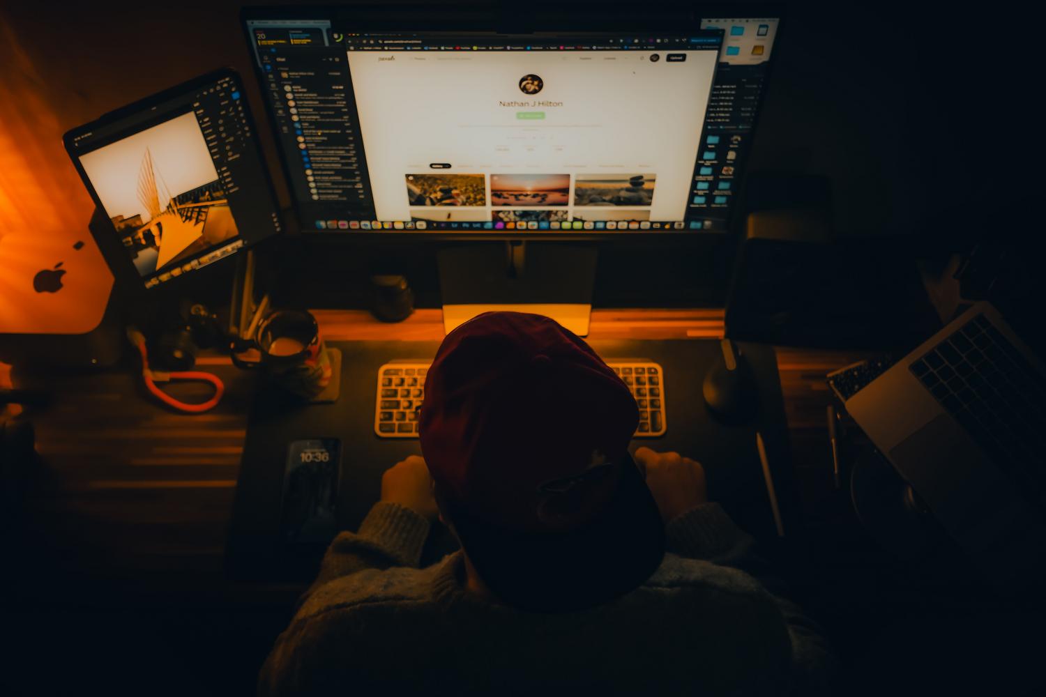 Espacio de trabajo acogedor en casa con monitor, ideal para representar el uso diario y el streaming en Full HD.