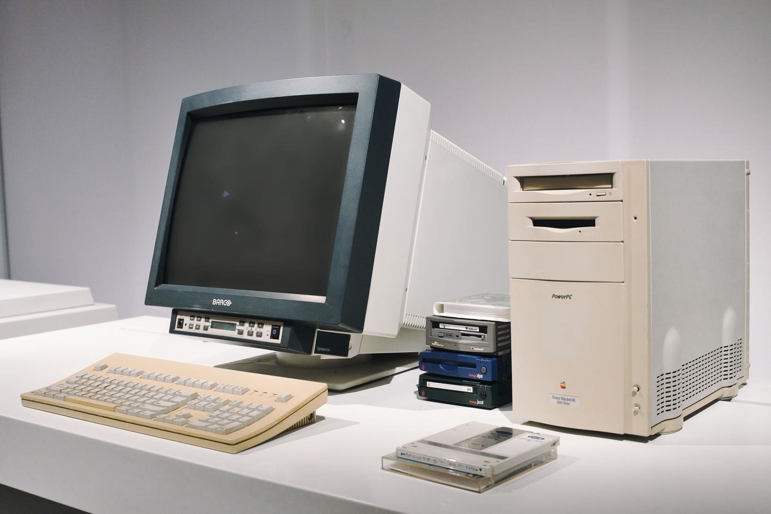Computadora vintage con monitor CRT para contrastar la resolución antigua con la nitidez del Full HD y 4K.