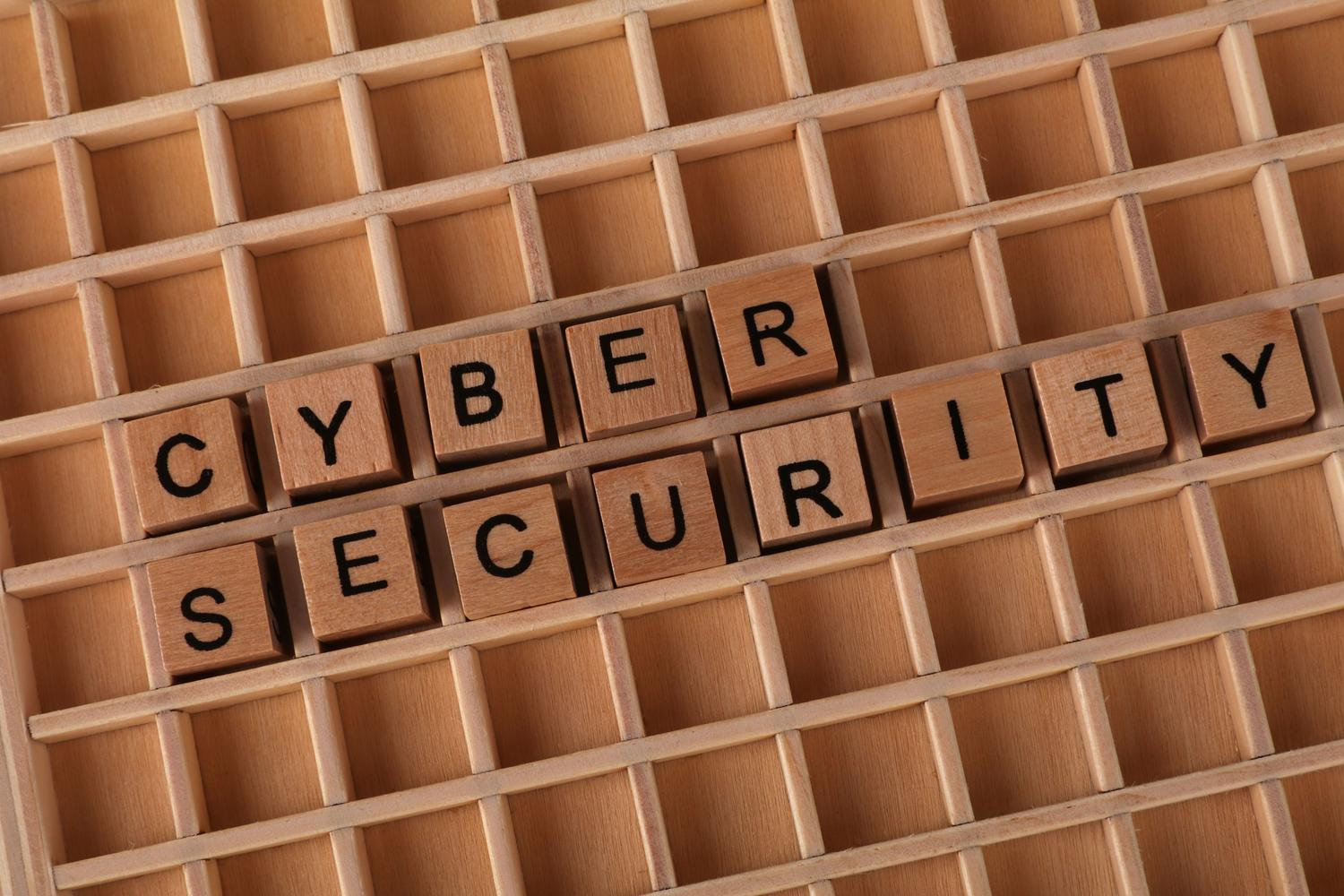 Bloques de madera con el texto 'Cyber Security', representando la ciberseguridad como medida preventiva.
