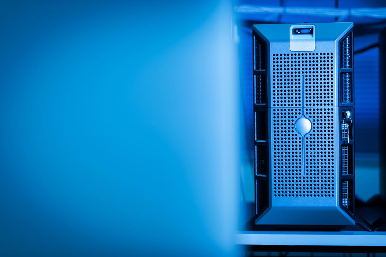 Racks de servidores en un centro de datos iluminado en azul, representando el almacenamiento en la nube y la persistencia de los datos en el servidor.