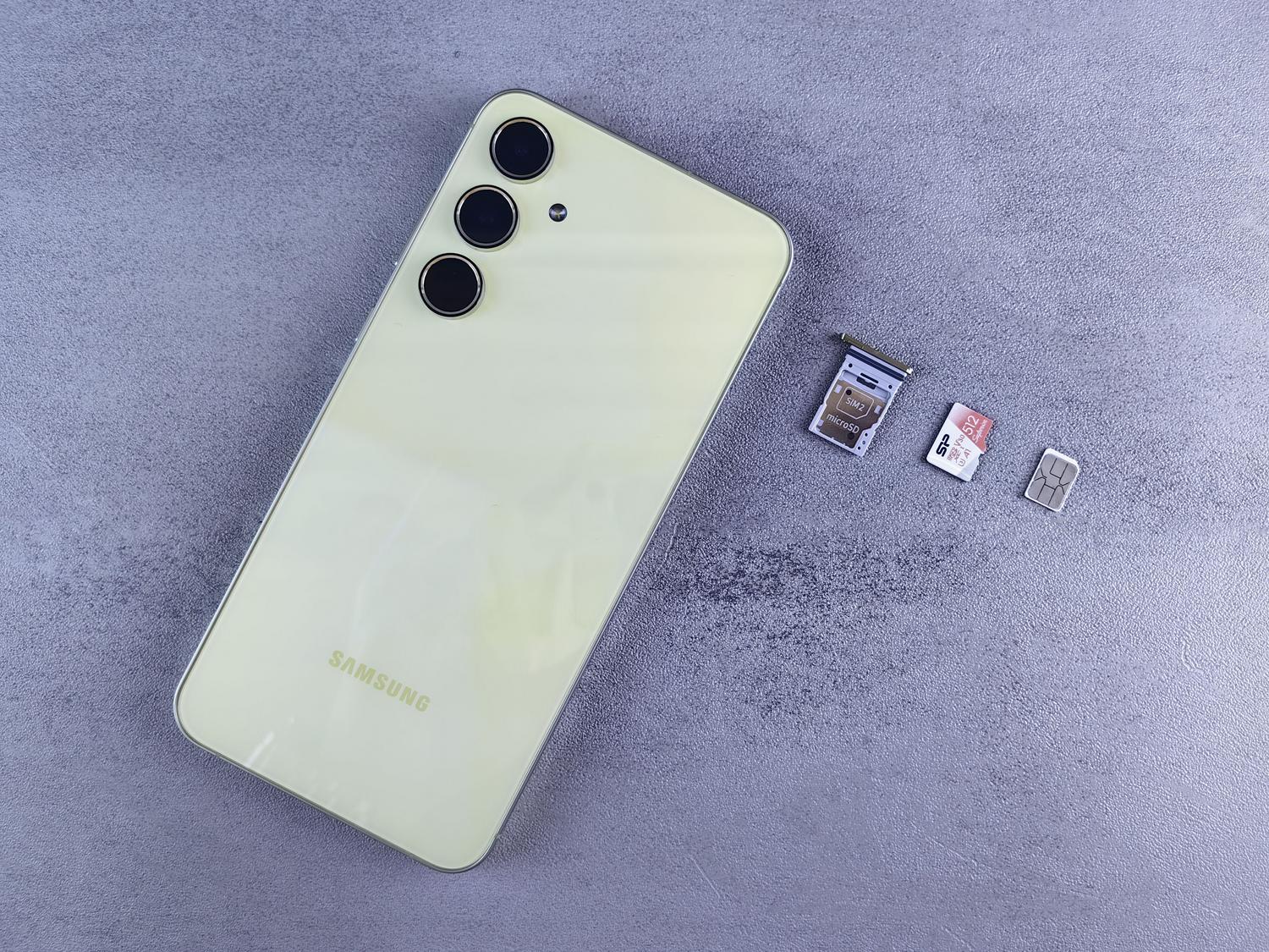 Smartphone junto a tarjetas de memoria microSD y SIM, ilustrando el concepto de almacenamiento local y archivos residuales. Smartphone junto a tarjetas de memoria microSD y SIM, ilustrando el concepto de almacenamiento local y archivos residuales.