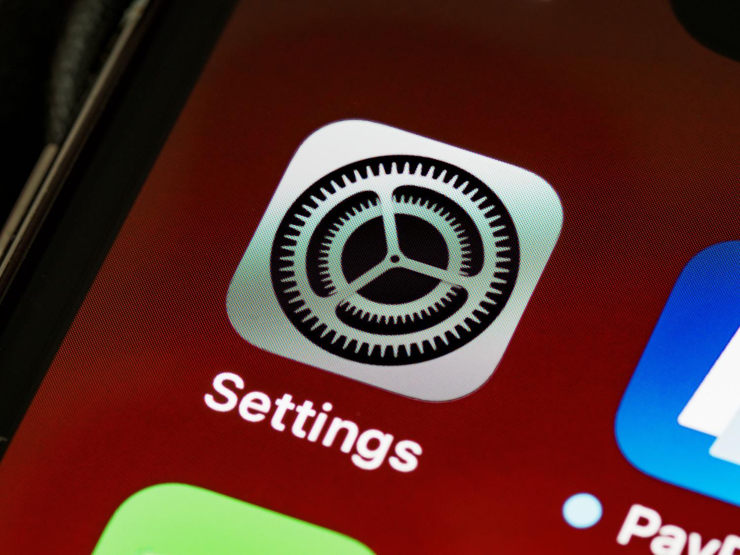Primer plano del icono de Ajustes en la pantalla de un smartphone, sirviendo como guía visual para la gestión de cuentas y borrado de datos. Primer plano del icono de Ajustes en la pantalla de un smartphone, sirviendo como guía visual para la gestión de cuentas y borrado de datos.
