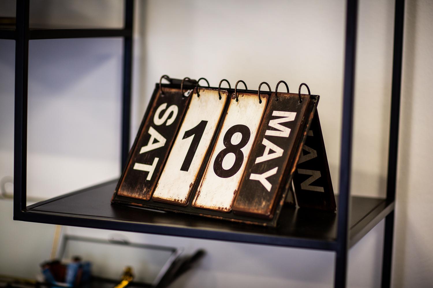 Calendario antiguo de estilo rústico, ideal para representar la gestión de turnos y eventos del juego.