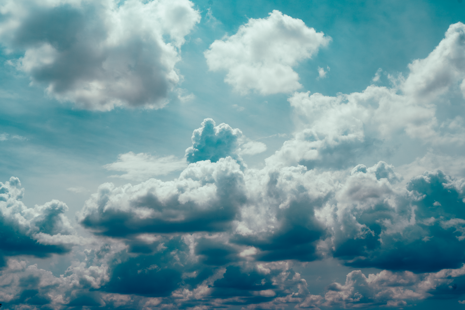 Cielo azul intenso con nubes blancas y esponjosas, evocando la sustitución visual del filtro de insectos.
