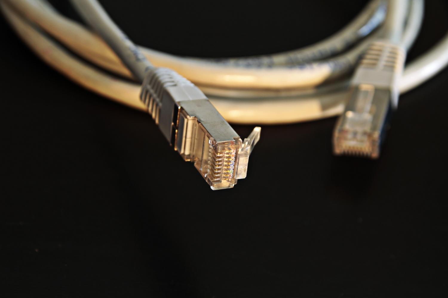 Primer plano de un cable Ethernet Cat6 para conexión de red estable