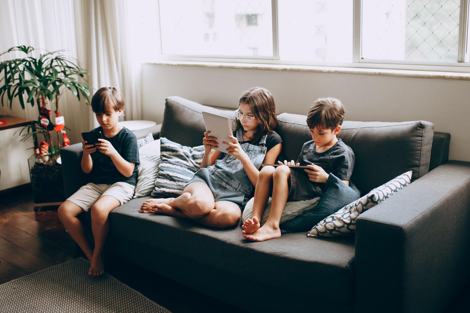 Varios dispositivos conectados simultáneamente a la red Wi-Fi en un hogar