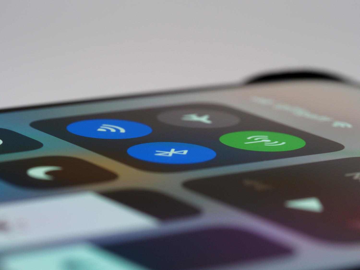 Primer plano detallado del centro de control de un smartphone mostrando iconos de conectividad y ajustes rápidos del sistema.