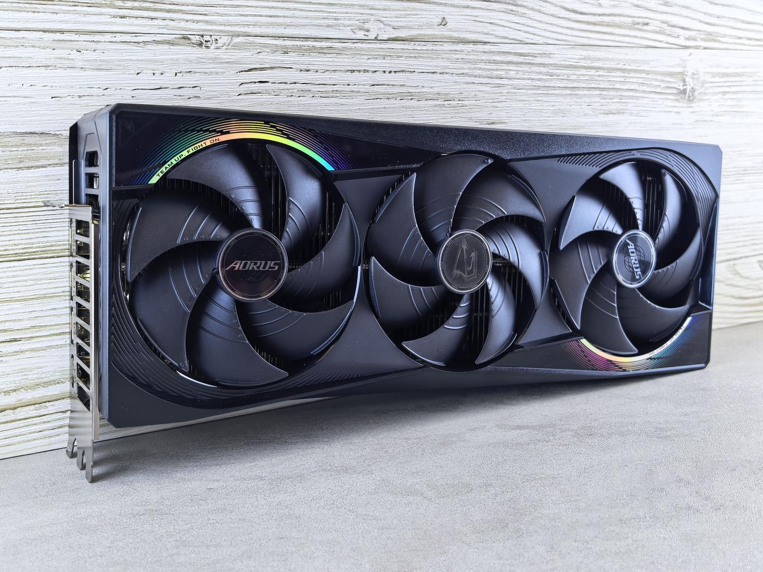 Tarjeta gráfica de gama alta AORUS con iluminación RGB, representando el sector del gaming y las prestaciones de alta gama.