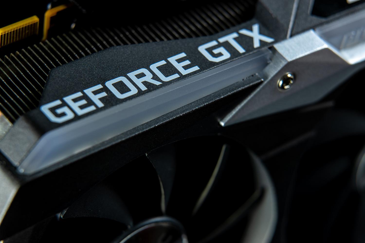 Primer plano detallado de los componentes internos y el sistema de refrigeración de una GPU, representando el análisis técnico y la medición de potencia.