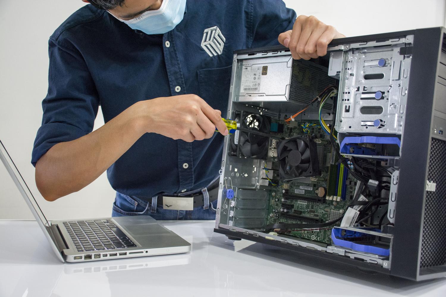 Técnico especializado realizando el mantenimiento y actualización de los componentes de un PC.