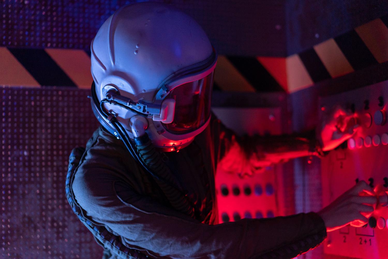 Astronauta operando el panel de control de una nave espacial, evocando el rol de capitán en Space Menace.