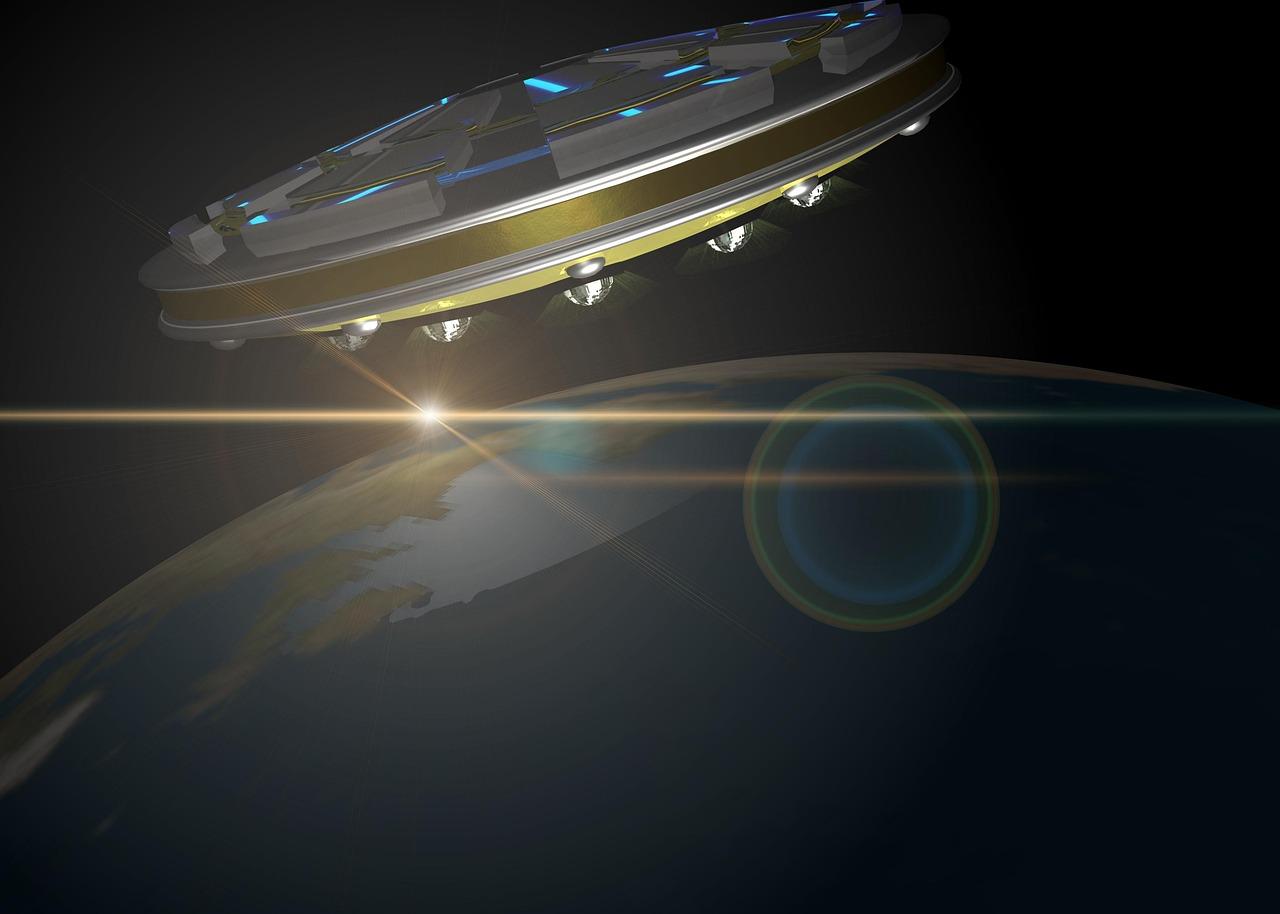 Nave espacial futurista orbitando un planeta, representando la escala de la flota en el juego de estrategia Space Menace.