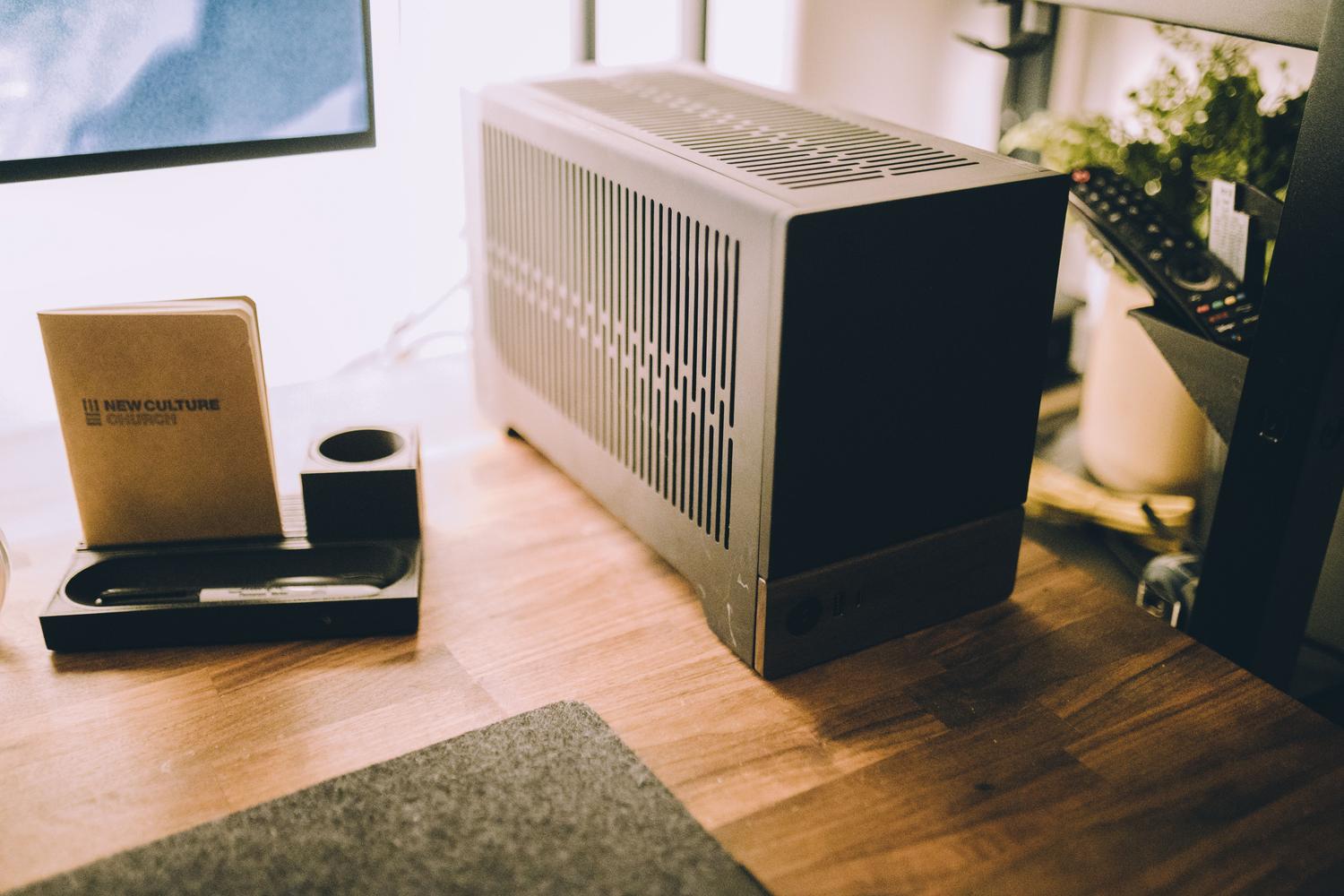 Computadora de formato pequeño (SFF) integrada en un escritorio moderno, ejemplificando la potencia tecnológica en tamaño reducido.
