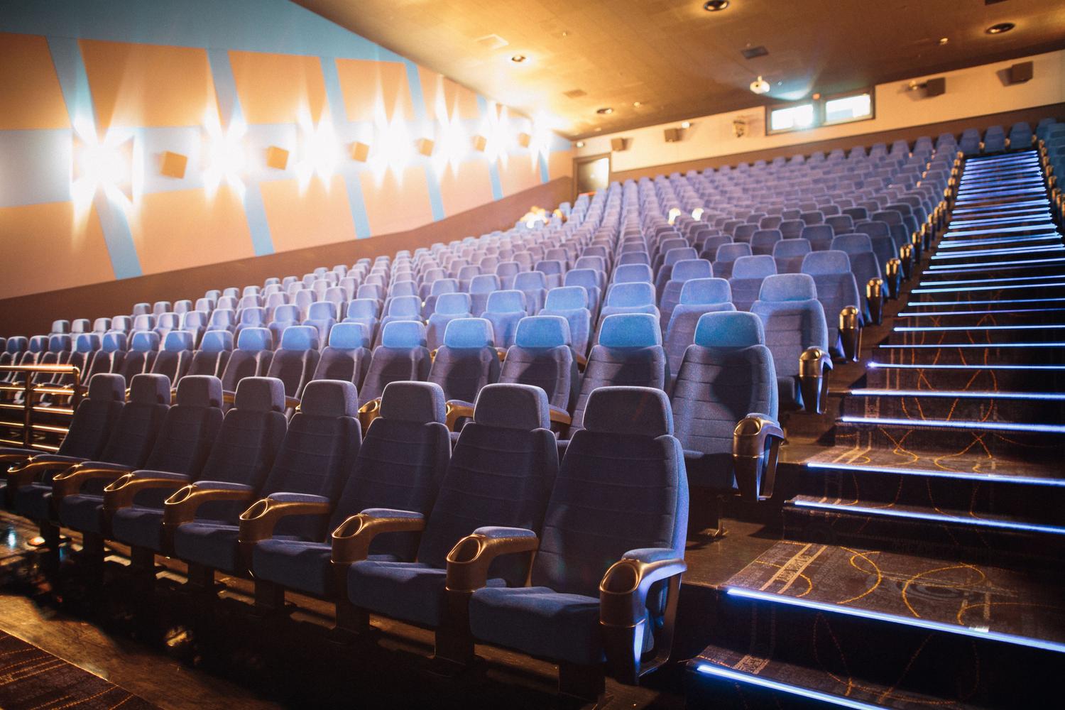 Interior de una sala de cine moderna y espaciosa, reflejando la experiencia premium de la certificación Infinity Vision.