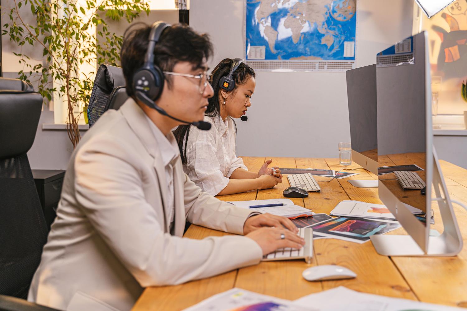 Equipo de agentes de atención al cliente trabajando en una oficina moderna, ilustrando la gestión de reseñas a escala.
