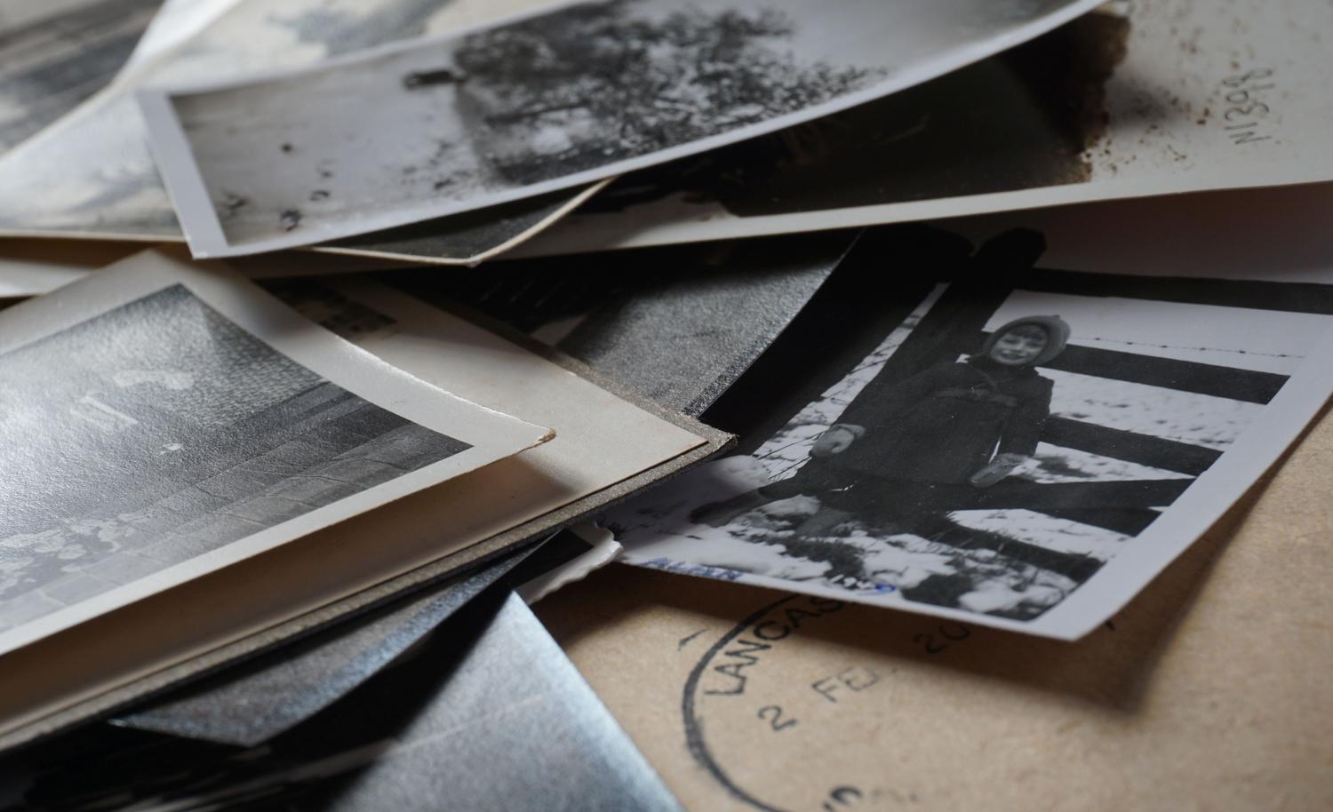 Primer plano de un montón de fotografías vintage en blanco y negro que evocan nostalgia.