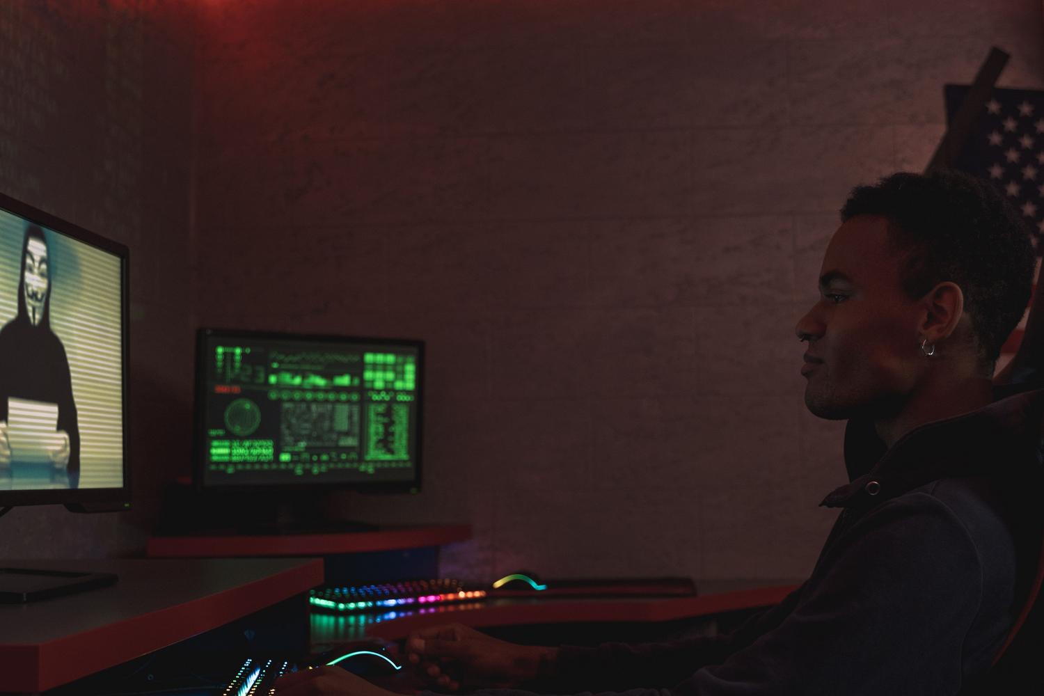 Profesional de ciberseguridad supervisando un sistema para detectar intrusiones, representando la higiene digital y la defensa activa contra ataques.
