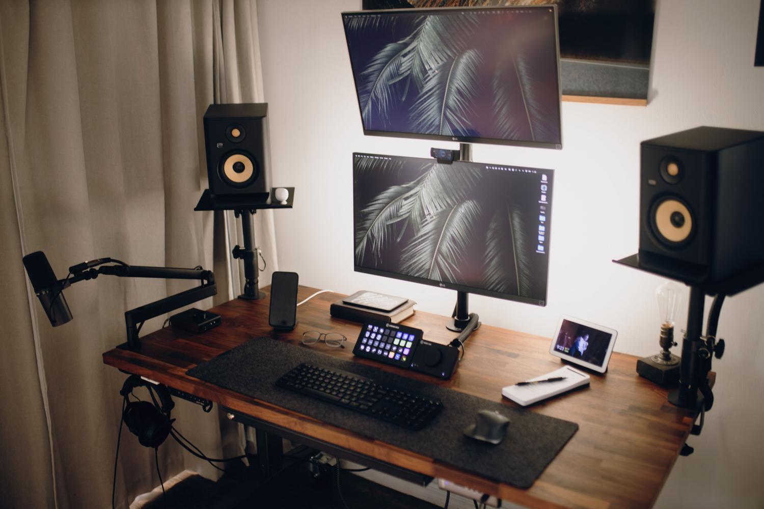Soporte para dos monitores con montaje vertical ajustable en altura para optimizar el espacio del escritorio