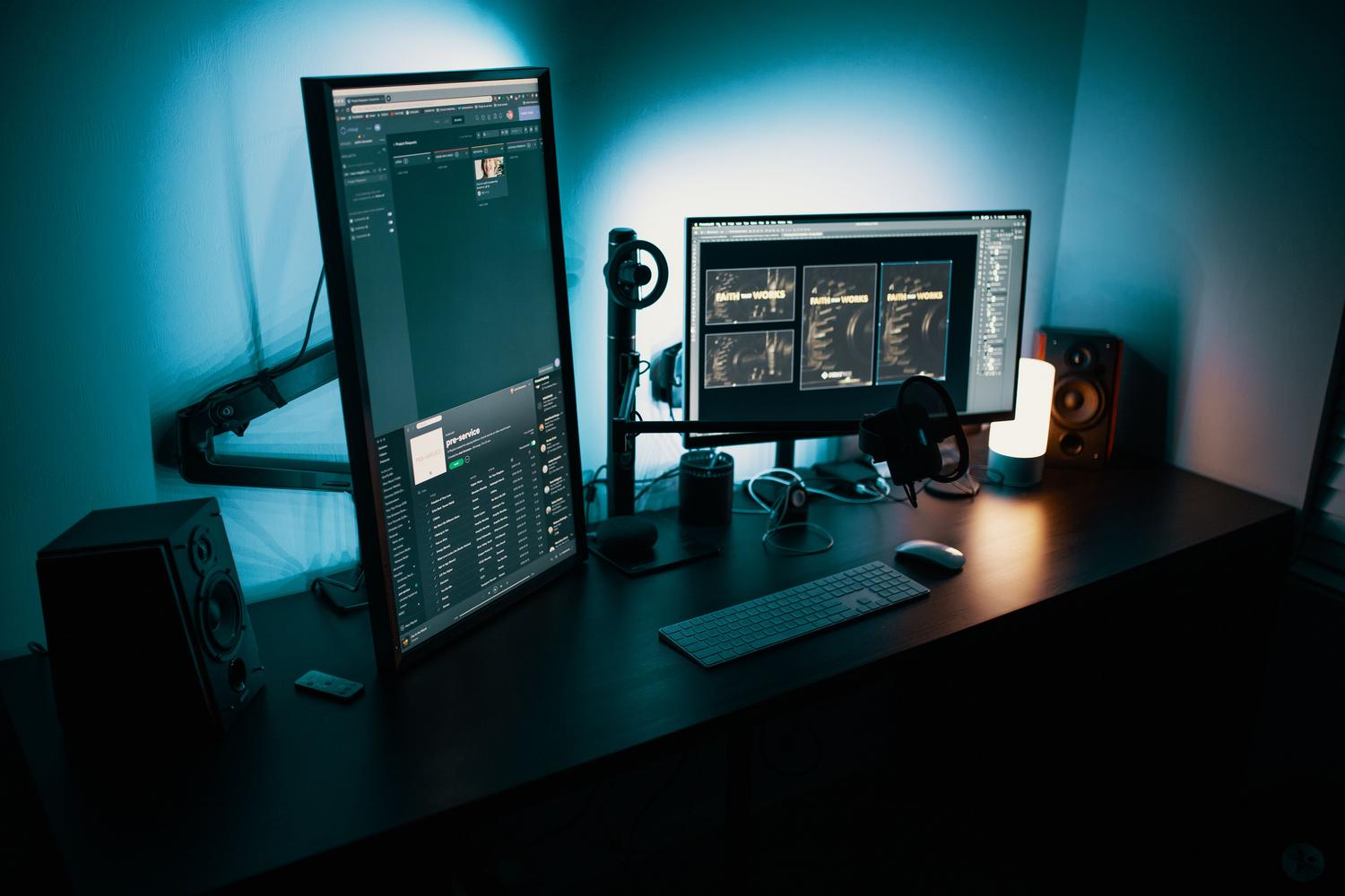Brazos articulados dobles para monitores ajustables en altura y ángulo para ergonomía en el teletrabajo