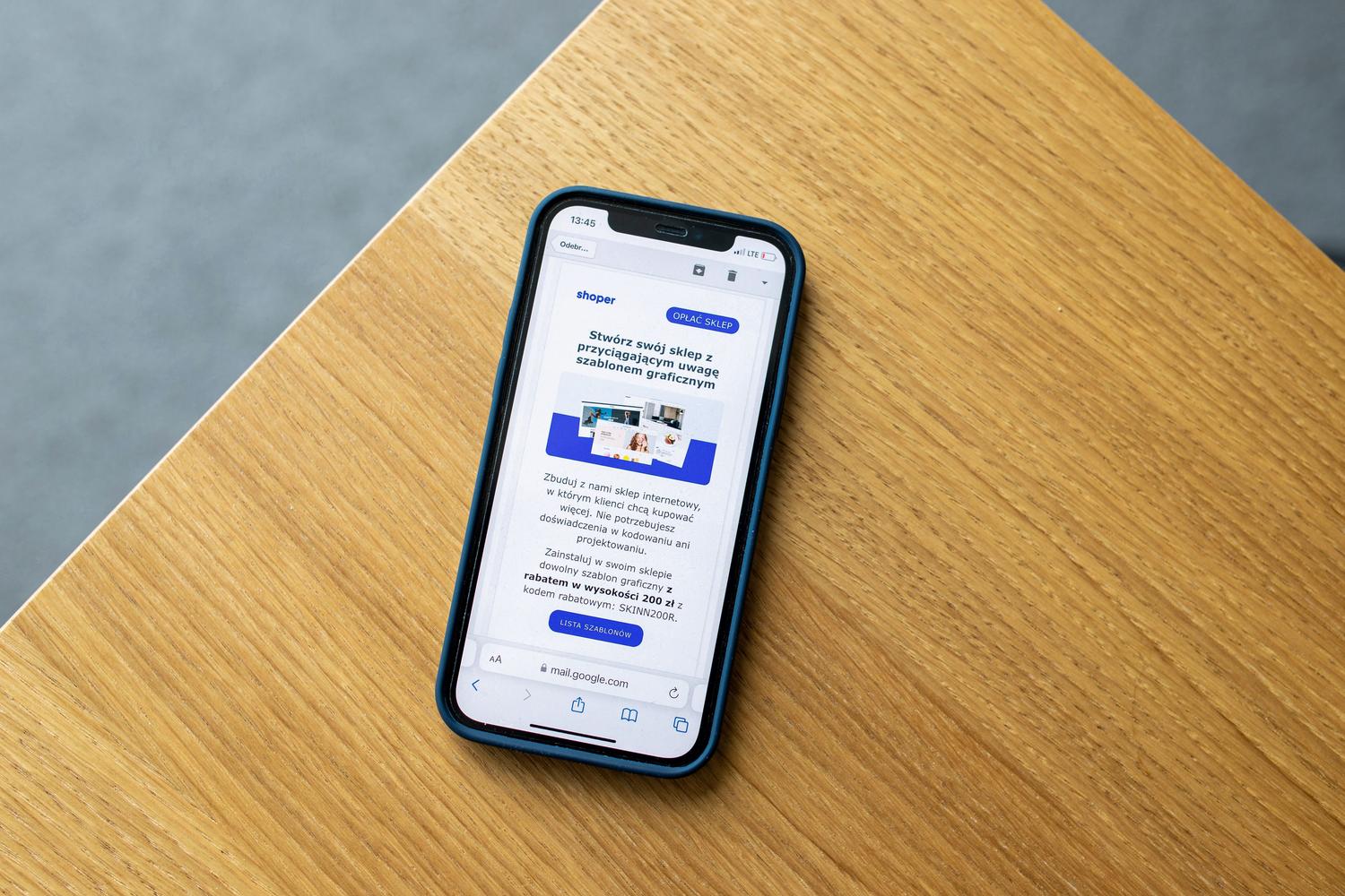 Smartphone mostrando un correo electrónico promocional de e-commerce, ejemplificando el diseño responsive y la comunicación directa.