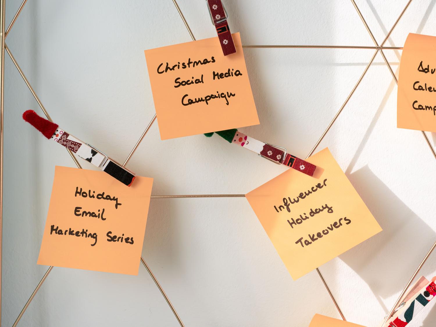 Notas adhesivas en un tablero con ideas para campañas de marketing y email, representando la fase de brainstorming y creatividad.